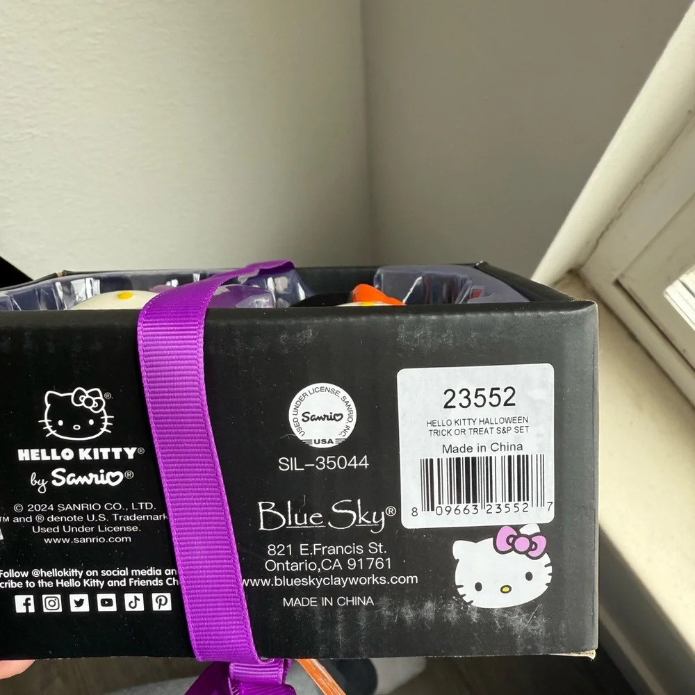 New in box Hello Kitty Halloween Figurines Set Salt & Pepper Shakers